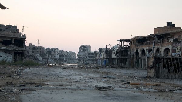 Damaged homes are seen after clashes between members of the Libyan pro-government  - Sputnik Mundo