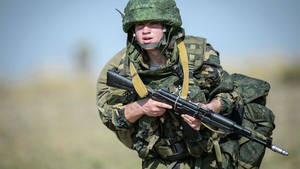 Militar ruso con un fusil Kalashnikov - Sputnik Mundo