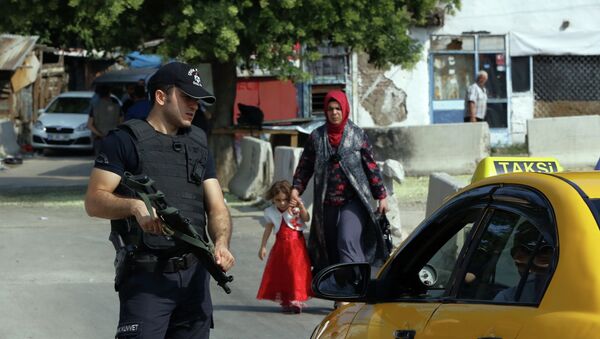Policía turco durante una operación antiterrorista - Sputnik Mundo