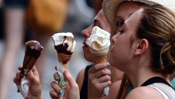 Turistas comen helado en Roma - Sputnik Mundo