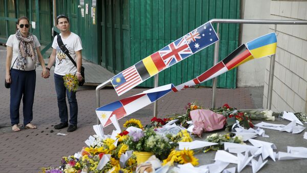 La gente reúne cerca la embajada holandesa para recordar las víctimas de catástrofe de Malaysia Airlines MH17 en Kiev - Sputnik Mundo
