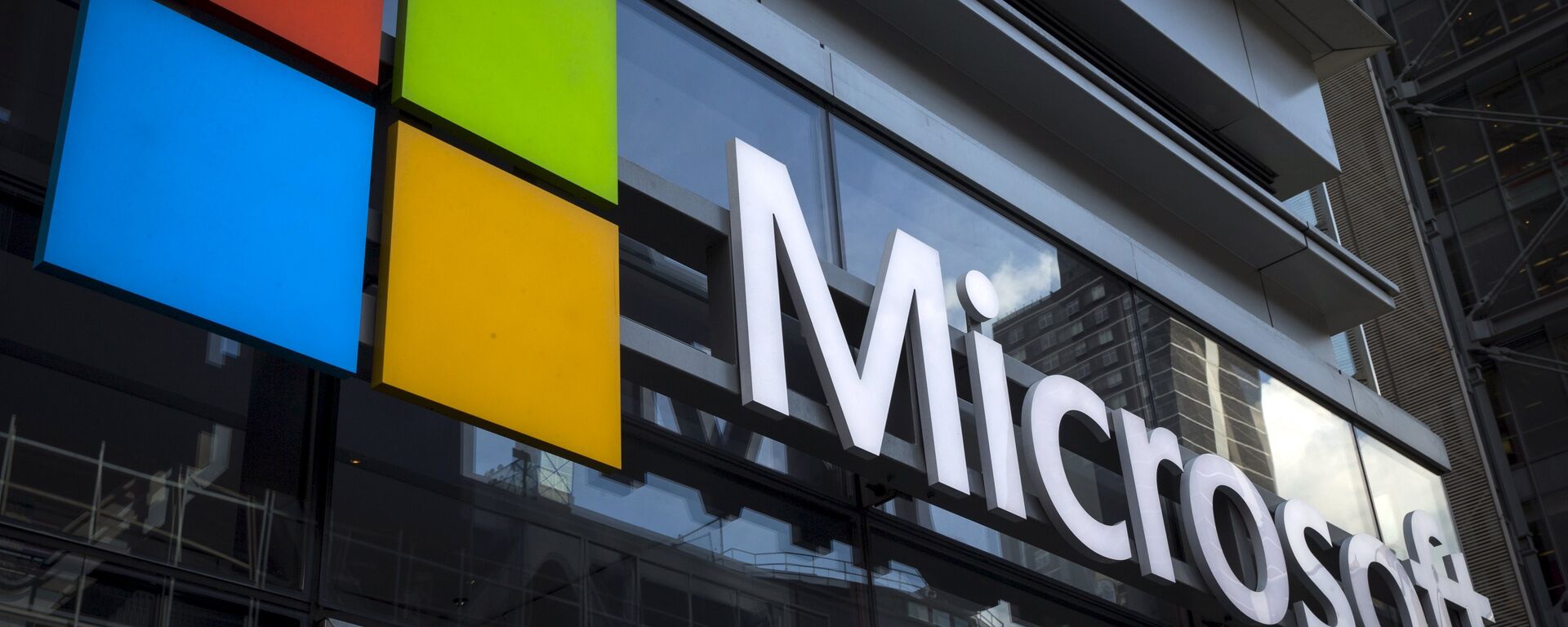 A Microsoft logo is seen on an office building in New York City, July 28, 2015 - Sputnik Mundo, 1920, 13.09.2021