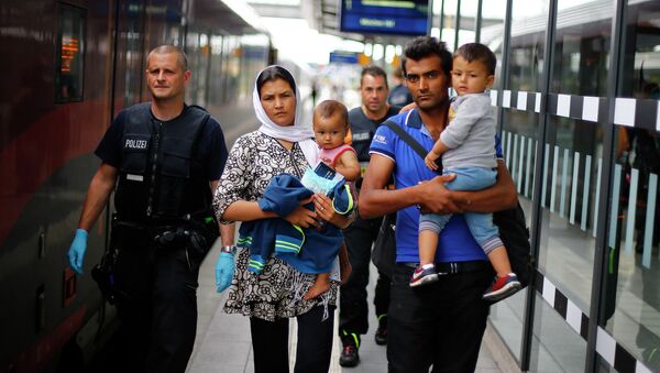 Policía aleman acompaña una familia de refugiados afganos (Archivo) - Sputnik Mundo