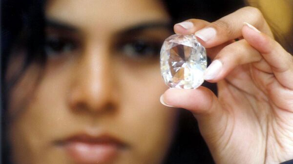 Executive Director of Jewels de Paragon (JDP) Pavana Kishore shows the Koh-I-Noor diamond on display with other famous diamonds at an exhibition intitled 100 World Famous Diamonds in Bangalore 19 May 2002. - Sputnik Mundo