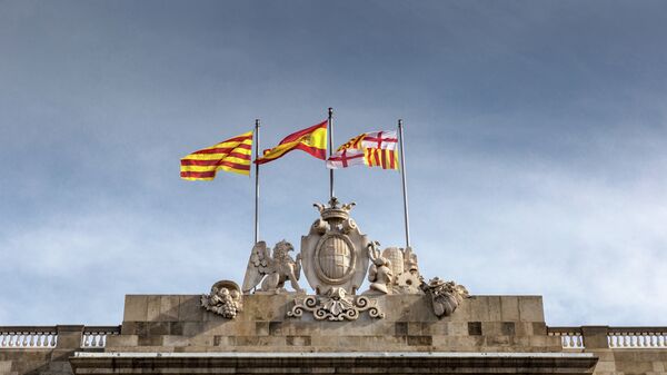 Banderas de España y Cataluña en Barcelona (imagen referencial) - Sputnik Mundo
