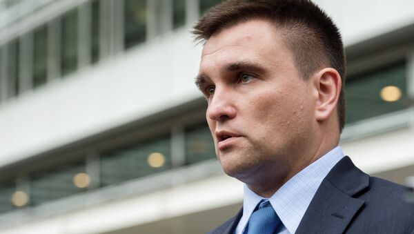 Ukrainian Foreign Minister Pavlo Klimkin talks with journalists as he leaves the European Commission headquarters in Brussels on Monday May 18, 2015. - Sputnik Mundo