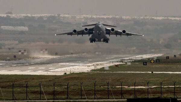 Avión militar de Fuerzas Aéreas despega de la base Incirlik en Turquía - Sputnik Mundo