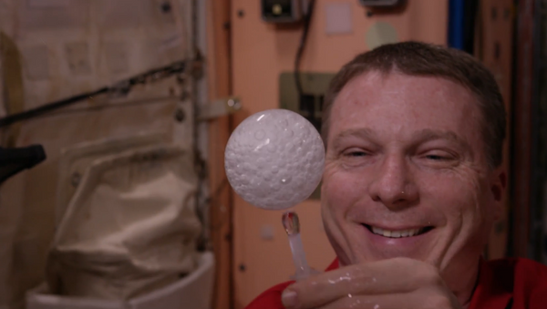 Una cámara capta cómo se disuelve una pastilla efervescente en el espacio - Sputnik Mundo