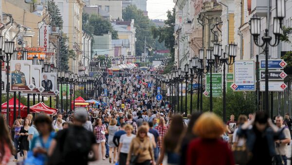 People walk on a street in the town of Nizhny Novgorod, Russia, in this July 10, 2015 file photo. - Sputnik Mundo