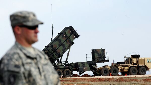 A US soldier stands in front of a Patriot missile system at a Turkish military base in Gaziantep - Sputnik Mundo