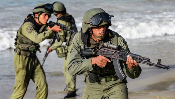 Venezuelan soldiers take part in an exercise in Puerto Cabello, located northeast of Caracas on March 14, 2015. - Sputnik Mundo