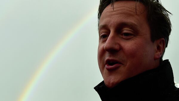 David Cameron con el arcoíris en el cielo al fondo - Sputnik Mundo