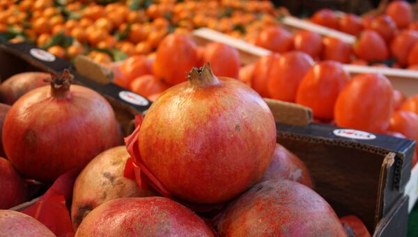 Фрукты и овощи на рынке в Париже - Sputnik Mundo