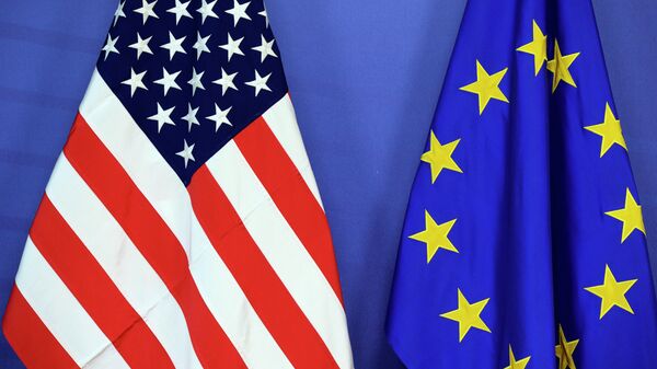 Las banderas de EEUU y UE - Sputnik Mundo