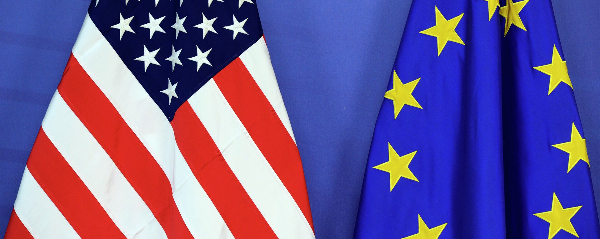 La bandera nacional de Estados Unidos (L) y la bandera de la Unión Europea se colocan una al lado de la otra durante la reunión de la Asociación Transatlántica de Comercio e Inversión (TTIP) en la sede de la Comisión de la Unión Europea en Bruselas, el 13 de julio de 2015. - Sputnik Mundo, 1920, 21.01.2024