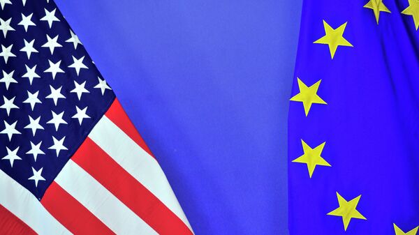 Banderas de EEUU y la UE (imagen referencial) - Sputnik Mundo
