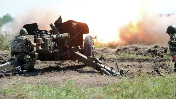 Fire from an anti-tank gun MT-12 Rapira during their graduation exercises on Chuguyev shooting range - Sputnik Mundo