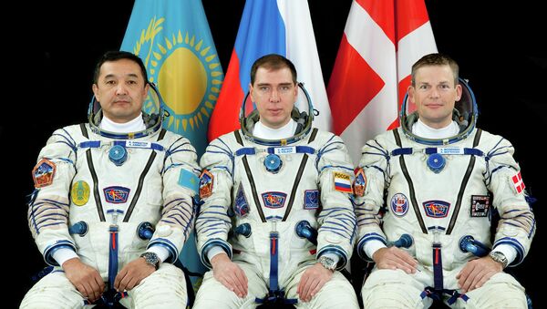 Cosmonauta kazajo, Aydyn Aimbetov, cosmonauta ruso Serguéi Vólkov y danés Andreas Mogensen - Sputnik Mundo