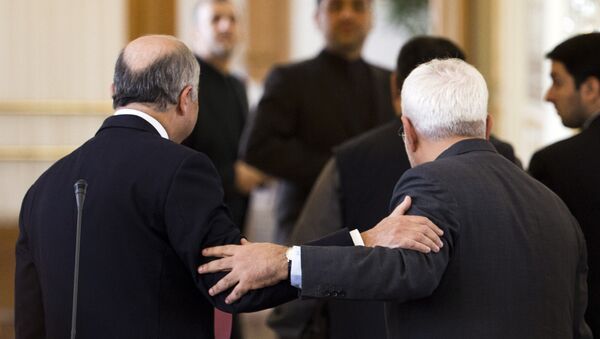 Ministro de Exteriores de Francia, Laurent Fabius, y ministro de Exteriores de Irán, Mohamad Yavad Zarif - Sputnik Mundo