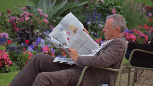 Un hombre leyendo un periódico - Sputnik Mundo