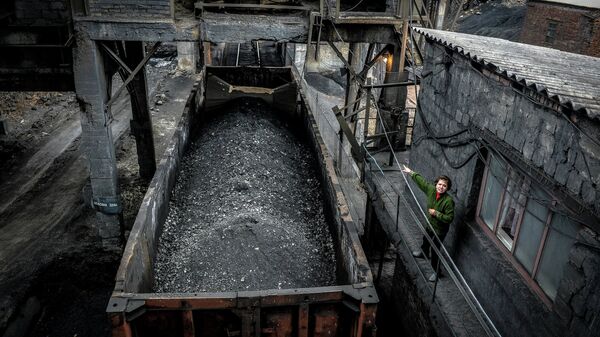 Carga de carbón en una minería en Donbás - Sputnik Mundo