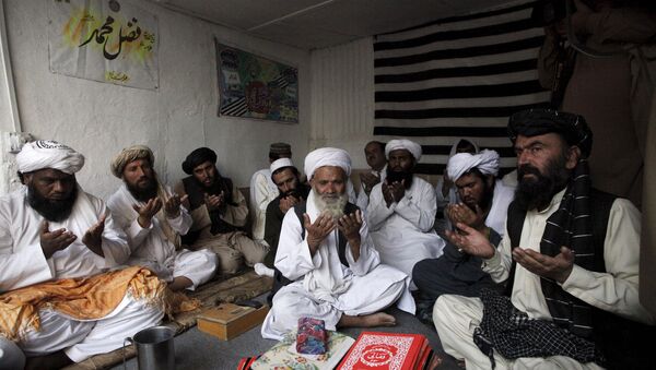 Pakistaníes rezan por difunto líder de Talibán, mulá Omar - Sputnik Mundo