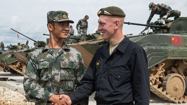 Un soldado chino y soldado ruso se dan un apretón de manos (archivo) - Sputnik Mundo