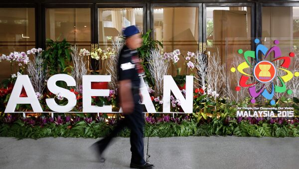 A Malaysian police officer walks past an ASEAN logo during the 48th ASEAN Foreign Minister Meeting in Kuala Lumpur, Malaysia - Sputnik Mundo