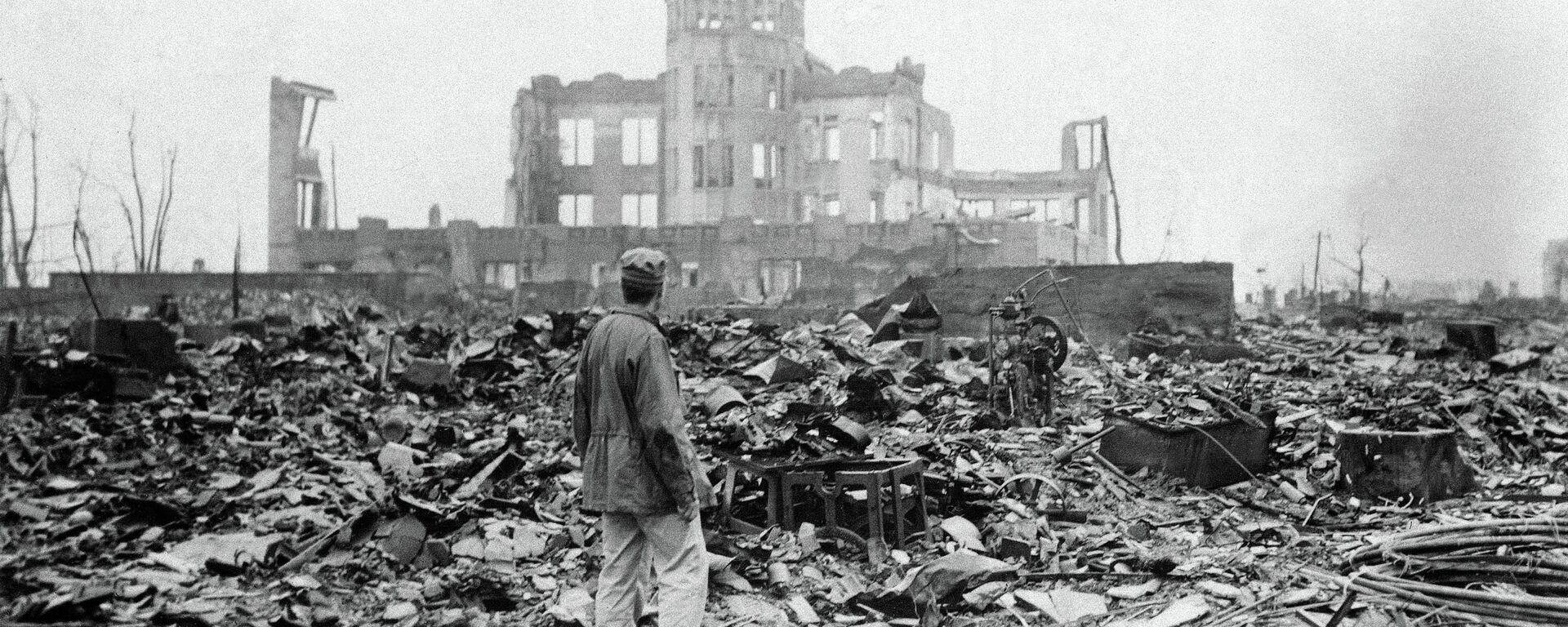 Un corresponsal aliado entre los escombros de lo que fue un cine en Hiroshima, Japón, un mes después de que Estados Unidos lanzara la primera bomba atómica utilizada en una guerra, el 6 de agosto de 1945.
 - Sputnik Mundo, 1920, 08.11.2022