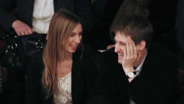 Edward Snowden con su novia Lindsay Mills - Sputnik Mundo
