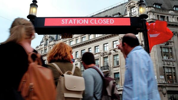 Gente pasa cerca una estación cubierta en Londres - Sputnik Mundo