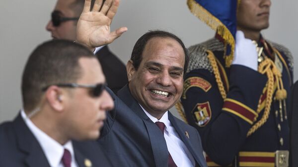 Egyptian President Abdel Fattah Sisi waves as he arrives for the opening ceremony of a new waterway at the Suez Canal on August 6, 2015, in the port city of Ismailiya. - Sputnik Mundo