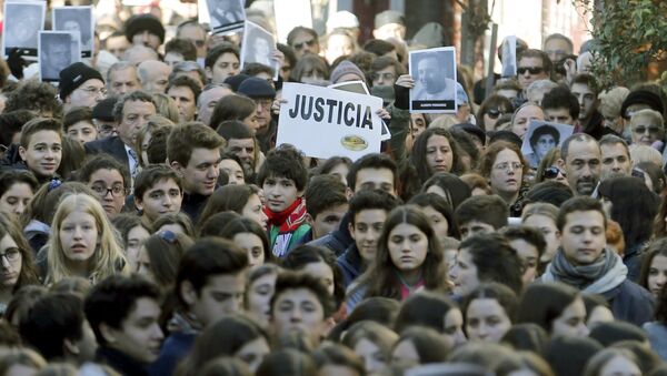 Manifestantes con fotos de víctimas de ataque a la AMIA durante un mítin en conmemoración de 21º aniversario de atentado en Buenos Aires, Argentina - Sputnik Mundo