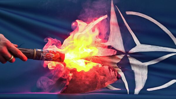 NATO flag set on fire by protesters - Sputnik Mundo