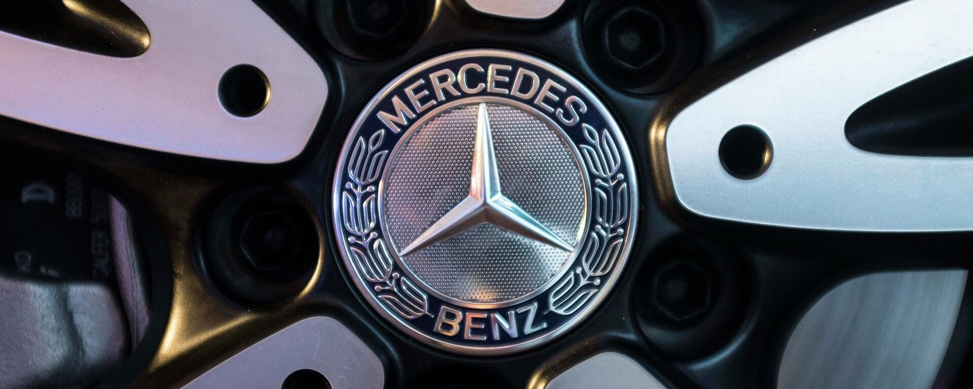 The logo of Mercedes-Benz is seen on the wheel of the new version of A-Class car during its launch in Mumbai - Sputnik Mundo, 1920, 22.07.2021