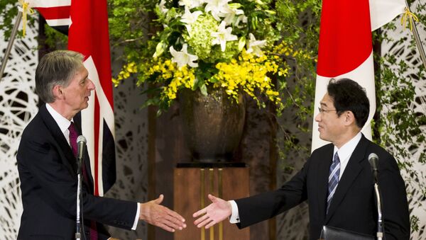 Philip Hammond, ministro de Asuntos Exteriores del Reino Unido, y Fumio Kishida, ministro de Asuntos Exteriore de Japón, en Tokio, el 8 de agosto, 2015 - Sputnik Mundo