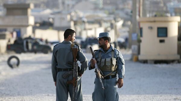 Policías afganos guardan el lugar de la operación antiterrorista en Kabul, el 8 de agosto, 2015 - Sputnik Mundo