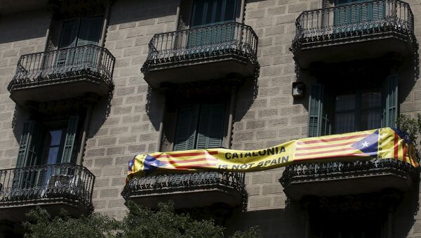 A banner with Esteladas are displayed in balcony of Barcelona, Spain - Sputnik Mundo