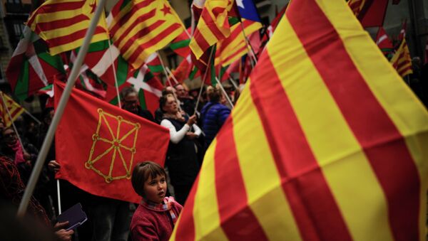 Manifestantes con las banderas de comunidades autónomas españoles - Sputnik Mundo