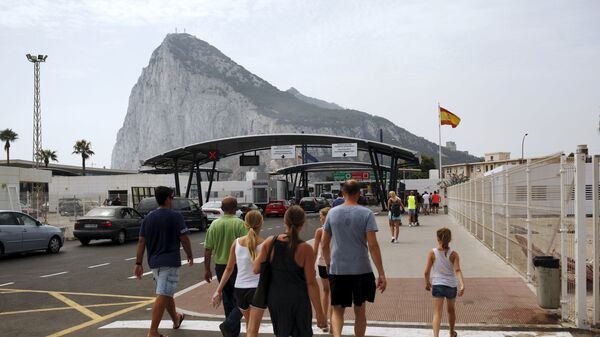Tourists walk to enter the British colony of Gibraltar at its border with Spain, in La Linea de la Concepcion, southern Spain - Sputnik Mundo