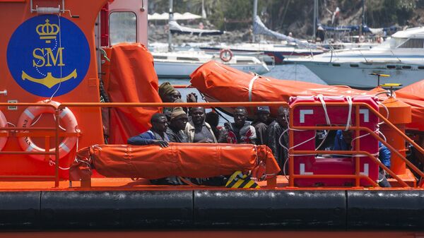 African migrants rest on board a Spanish rescue boat after arriving at Arguineguin port in the Canary Island Gran Canaria, Spain - Sputnik Mundo