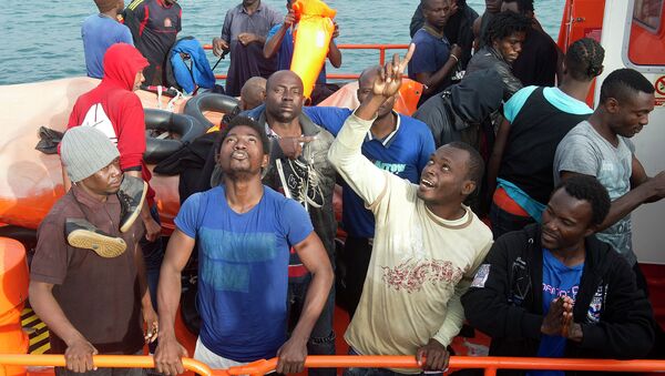 Inmigrantes africanos tras ser rescatados (archivo) - Sputnik Mundo