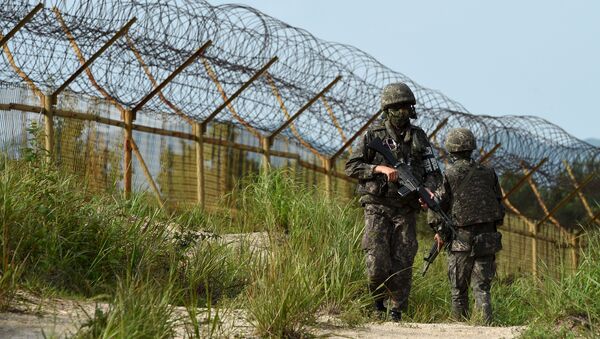 Soldados surcoreanos en el lugar de la explosión en la zona desmilitarizada - Sputnik Mundo