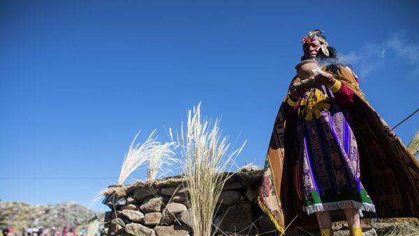 Indígena vestido como rey inca - Sputnik Mundo