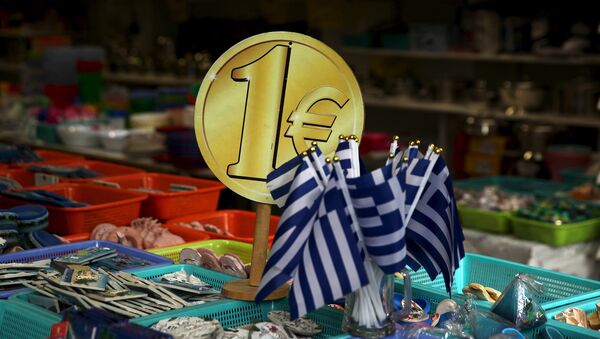 Banderas de Grecia estan de venta en una tienda en Atenas (archivo) - Sputnik Mundo