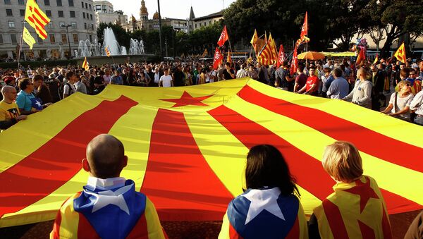 Supporters of an independant state of Catalonia and Republicans display a huge Catalan flag. File photo - Sputnik Mundo