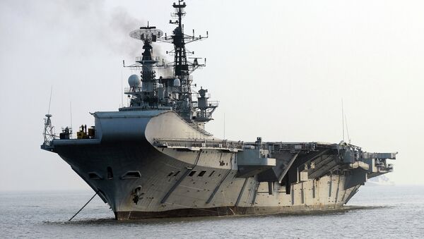 Indian Navy's aircraft carrier INS Viraat is anchored off Mumbai harbour after an operational demonstration as a pre-cursor to the upcoming President's Fleet Review ( PFR-11) on November 14, 2011 - Sputnik Mundo
