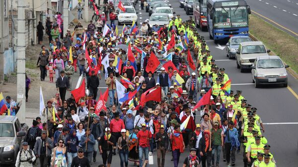 Indigenous anti-government protesters march to the capital from Machachi, Ecuador, Tuesday, Aug. 11, 2015. The group is going to Quito to join anti-government protesters who have organized a national strike starting Thursday.  - Sputnik Mundo