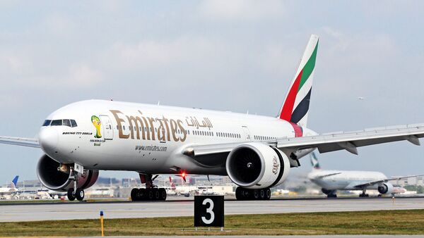 An Emirates airline Boeing 777-200LR touches down at O'Hare International Airport for the inaugural flight into Chicago - Sputnik Mundo
