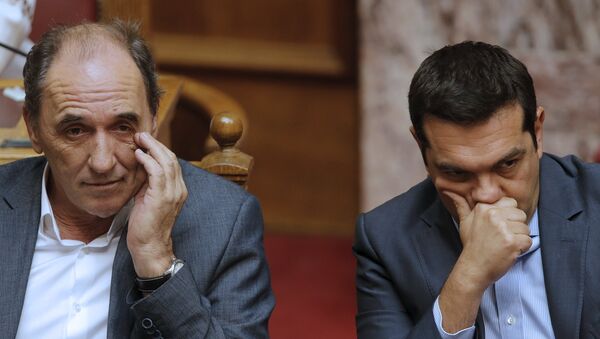 Giorgos Stathakis, ministro de Economía de Grecia, y Alexis Tsipras, primer ministro de Grecia, durante la sesión parlamentaria en Atenas, el 14 de agosto, 2015 - Sputnik Mundo